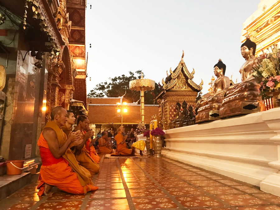 Monjes rezando en Doi Suthep, Chiang Mai