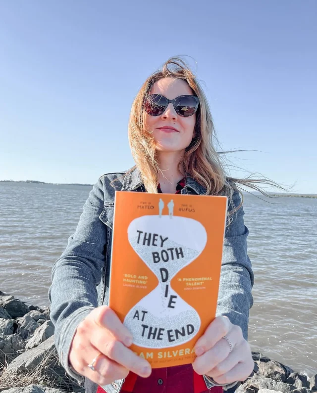 📣Reseña: “Al final mueren los dos”
•
📞 La sinopsis de este libro me llamó muchísimo la atención, ¿qué pasaría si existiera un servicio que te llama para avisarte de que te quedan 24 horas o menos para morir? ¿Cómo vivirías ese día?
•
¡Da hasta miedo!
•
📞 La sinopsis es heavy sin embargo, como nuestros protas son jóvenes, el lenguaje y el estilo de la escritura es bastante fresco y natural.
•
📞 Incluso hay algo de humor negro teniendo en cuenta que la muerte les pisa los talones. Por ello, he tenido la sensación de que la historia era un poco “menos dura”.
•
📞 Mateo y Rufus son dos personajes muy bien elegidos porque son totalmente polos opuestos. Cada uno carga una mochila (la cual descubrirás) y poco a poco se van desprendiendo del peso. ¡Entrañable!
•
📞 Es una lectura entretenida pero te adelanto que es muy conmovedora así que prepárate😅
•
👩🏼‍💻 Reseña entera en mi blog (link en bio)
•
•
¿Lo has leído? ¿Te gustó?
•
•
#reseñalibros #recomendacionliteraria #bookstagrammer