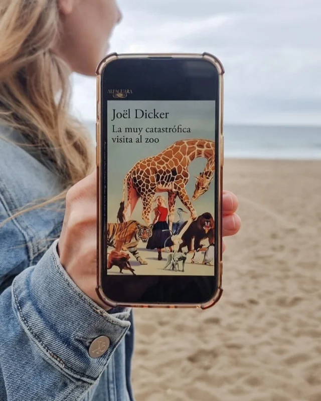 📣Reseña: La muy catastrófica visita al zoo de Joël Dicker me ha durado solo unas horas… ¡y qué horas! 😂
•
🦏Una historia muy entretenida, ligera y con una protagonista que me ha hecho reír muchísimo. 
•
🦏La inocencia con la que los niños se enfrentan al “mundo adulto” es simplemente genial, y las ocurrencias y diálogos de los personajes son tan ingeniosas como inesperadas.
•
🦏Ideal para desconectar, reírse y ver el mundo con otros ojos. No te esperes un libro como sus anteriores porque no tiene nada que ver.  ¿Ya lo habéis leído?
#joëldicker #reseñaliteraria