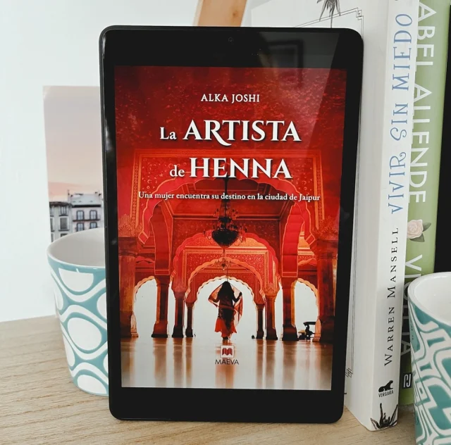 📣Reseña: “La artista de henna”.
•
Este libro fue el primero que elegí para las lecturas conjuntas que de vez en cuando organizo.
*
Forma parte de una trilogía y si te gustan las historias con la India como telón de fondo, te lo recomiendo😉.
*
En la lectura hubo opiniones de todo tipo como es normal y agradecí a todas las participantes por su sinceridad 😊. 
*
El libro es ameno y entretenido. La pluma de la autora me ha gustado y en general, es una narrativa fácil de digerir. 
Increíbles las descripciones tan detalladas en varias escenas que me transportaban totalmente a los acontecimientos del libro 🇮🇳 .
*
El final de la historia me ha dejado con una sensación rara.
Me ha agradado teniendo en cuenta el libro, pero me ha parecido que estaba algo forzado.
A pesar de esto, sí lo recomiendo y seguiré con la trilogía.
•
¿Lo has leído?