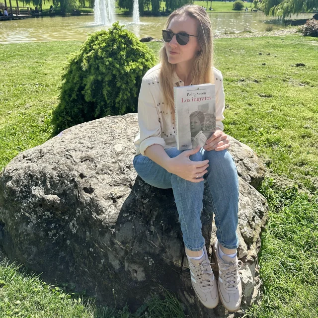 📣 Reseña: “Los ingratos” de Pedro Simón.
•
🏡 Los Ingratos ha sido una lectura que me ha encantado. Me ha recordado a mi propia infancia, a esos pequeños detalles de una España que ya no existe pero que muchos guardamos en la memoria: los pueblos, las casas sencillas, la vida pausada y las costumbres de la gente que creció en entornos rurales.
•
🏡 Pedro Simón consigue retratar con muchísima sensibilidad esa época, de una forma cercana, sincera y preciosa.
•
🏡 Los personajes me han conquistado desde el primer momento. Son entrañables, reales, llenos de matices, y con ellos he reído en varios momentos y también he sentido un nudo en la garganta en algunas escenas.
•
🏡 El final ha sido especialmente emotivo, uno de esos cierres que te deja literalmente tocada.
•
Mi primer 5 ⭐️ de 2025.
•
(Reseña entera en el blog)