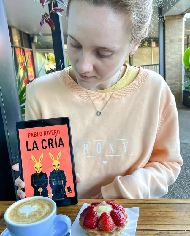 📣Nueva Reseña (entera en mi blog😉)
•
•
🐰 La Cría
•
•
Este libro me duró 2 días😅. Se lee muy rápido porque tiene un ritmo imparable.
El final de cada capítulo te deja con las ganas de empezar el siguiente.
•
El libro tiene muchas reflexiones sobre lo que sucede en la actualidad con la exposición de los menores en las redes sociales.
•
¿Hasta dónde somos capaces de llegar por conseguir seguidores?, ¿Somos auténticos en Instagram?, ¿Cómo enseñamos a los niños a usar las redes sociales?, ¿Tenemos derecho a exponer a los niños en Internet?
•
En general me ha gustado aunque creo que algunas situaciones son un poco exageradas y otras no terminan de cerrarse bien y me quedé con las ganas de saber qué había pasado.
•
⭐️ ⭐️ ⭐️ /5
•
¿Lo habéis leído? ¿Os gustó?