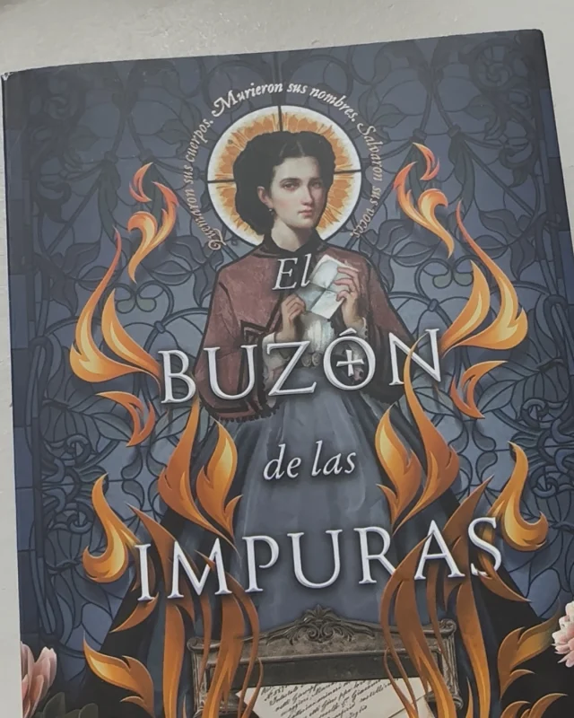 📣Reseña “El buzón de las impuras”
•
📬“El buzón de las impuras” fue el libro que elegí para el club de lectura de abril y quiero dar las gracias a todas las participantes por compartir esta experiencia.
@delarosapareja @ceci_sigueleyendo @camaleonesdepapel 
•
📬Ha sido una lectura que no voy a olvidar. No conocía el hecho histórico en el que se basa y me ha impactado profundamente. Hay un capítulo en concreto (no diré cuál para no hacer spoilers) que de verdad fue uno de los más duros que he leído en mi vida como lectora.
•
📬La ambientación del siglo XIX está muy bien lograda y los detalles hacen que te sientas dentro de la historia.
•
📬 Fátima, la protagonista, es un personaje completo y lleno de matices, que representa la valentía de tantas mujeres invisibilizadas por la sociedad. La novela es también una crítica social potente al poder del clero y a cómo se ejercía especialmente sobre las mujeres.
•
📬 Los personajes secundarios más cercanos a la protagonista dan mucho soporte a la historia y son completamente necesarios. El amor fraternal me ha gustado mucho también cómo está representado en el libro.
•
📬 100% te recomiendo esta lectura.