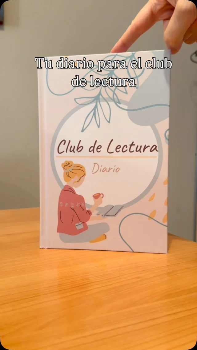 Como buena lectora (y adicta a los clubes de lectura 😅), siempre me pasaba lo mismo:
Leía el libro, me emocionaba, subrayaba cosas mentalmente y cuando llegaba el día del encuentro: ¡plof!, se me olvidaban la mitad de las cosas que quería compartir.
Ni rastro de las frases que me encantaron, ni de las reflexiones brillantes que se me ocurrieron a las 11 de la noche.
•
🤔Así que pensé: esto tiene que cambiar.
Y nació este Diario de Club de Lectura:
Una libreta creada con muchísimo cariño, donde puedes anotar tus pensamientos más intensos (o más caóticos), puntuar cada libro, dejar espacio para el debate ¡y todo lo que hace especial leer en compañía!
•
🤯Ahora ya no dependes de tu memoria (que bastante tiene con sobrevivir al día a día, la pobre).
•
📦Y lo mejor: ya está disponible en Amazon (link en bio)🥹✨