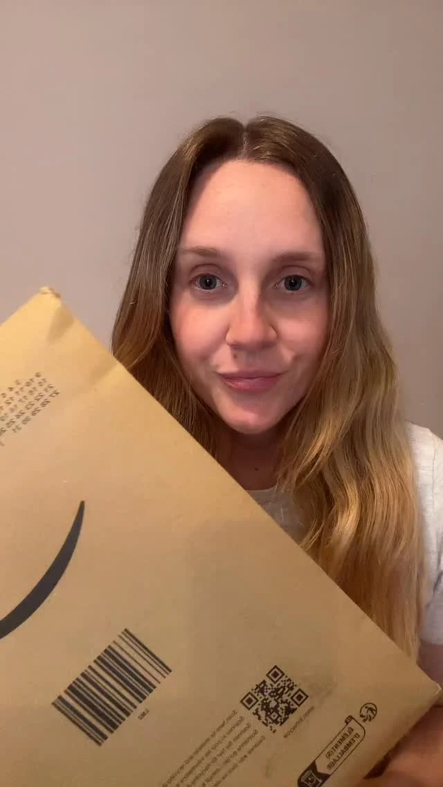 ¿Formas parte de un club de lectura o te gustaría empezar uno?
•
He creado el Diario del Club de Lectura, un diario sencillo y bonito para que cada lectura deje huella.
•
Anota tus impresiones, citas favoritas, personajes que te marcaron y esas preguntas que dan vida al debate.
•
📚 Perfecto para llevar el seguimiento de cada libro y hacer que las reuniones sean aún más especiales.
•
👉 Hazte con el tuyo y transforma cada lectura en una experiencia que recordarás siempre.